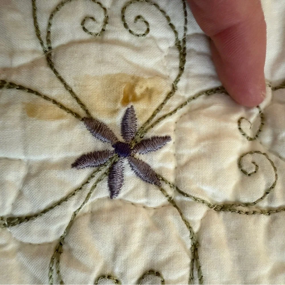 Elegant Vintage White and Purple Cottagecore Quilt - Picture 5 of 5